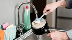 Jak vyčistit připálený hrnec nebo pánev? Účinné metody z kuchyně.