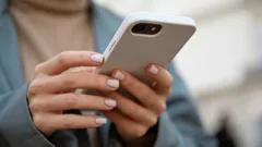 Co lze o člověku pochopit podle toho, jak drží telefon: 5 psychologických signálů