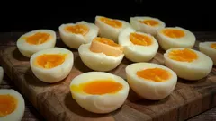Proč profesionální kuchaři nikdy nevaří vejce po uvaření: tajemství dokonalého jídla