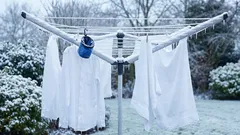 Jak lze v zimě rychleji sušit vyprané prádlo? Proto by se mělo prádlo vyvěšovat venku i při teplotě -15 °C.