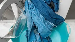 Nikdy neperte džíny takto: nejzávažnější chyba, která okamžitě zničí vaše oblíbené kalhoty.