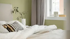 Proč by postel neměla být umístěna čelem k oknu: nejen kvůli průvanu, ale také kvůli narušení pocitu bezpečí.