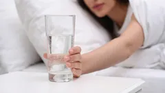 Proč sklenice vody po probuzení vám pomůže lépe začít den